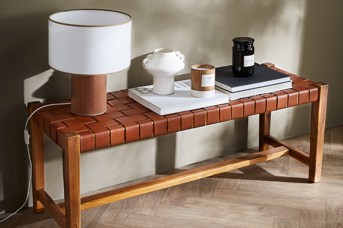 Lmpara de mesa con pantalla de algodn color arena y base con hoja de caoba 36cm SOLAR