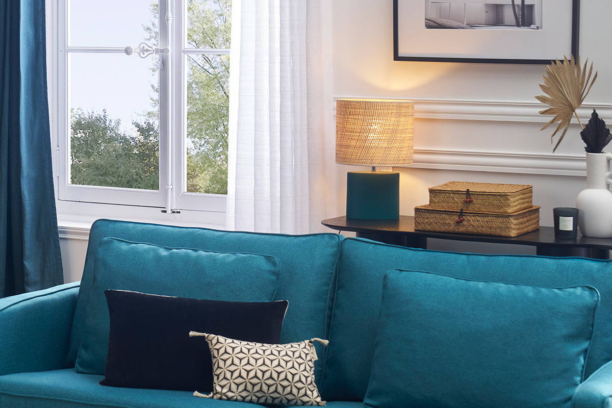 L�mpara de mesa de cer�mica azul petr�leo mate con pantalla de rafia natural 40 cm TIGA