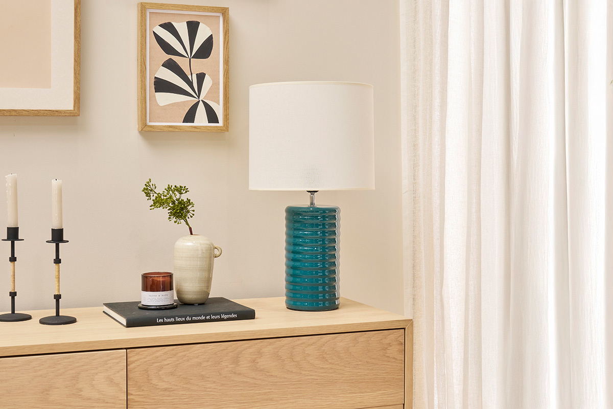 Lmpara de mesa de cermica esmaltada azul petrleo con pantalla de color crudo BERRO