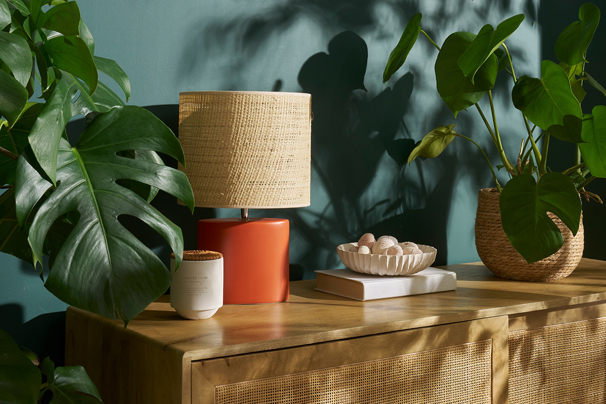 Lmpara de mesa de cermica terracota mate con pantalla de rafia natural 40 cm TIGA