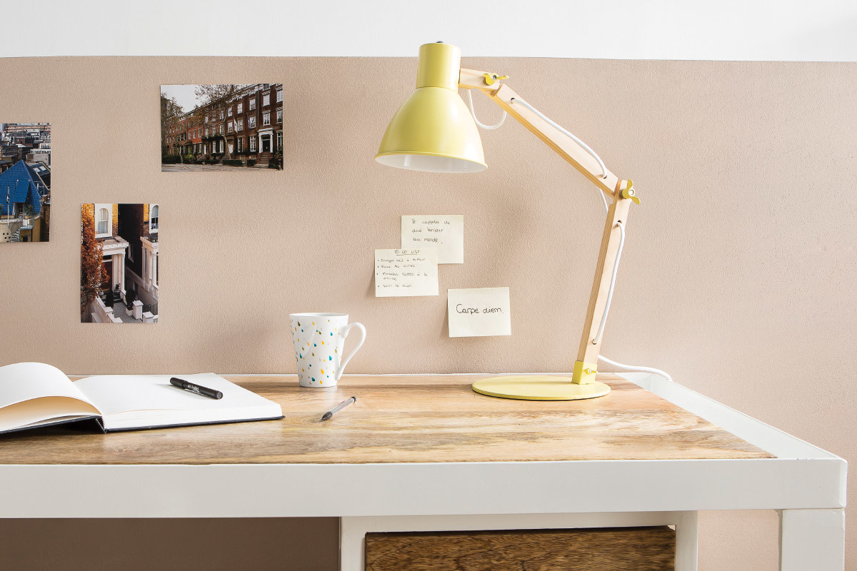 L�mpara de mesa dise�o madera y metal amarilla PIX