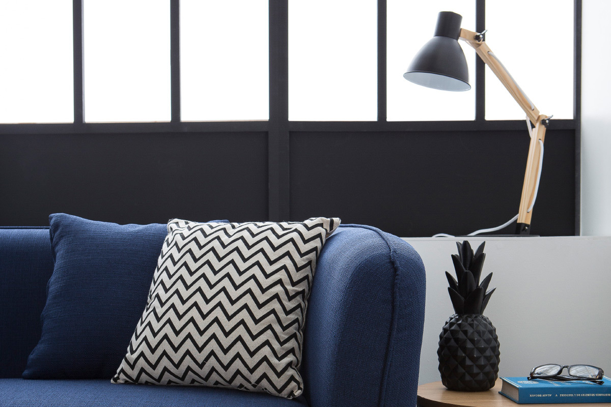 L�mpara de mesa dise�o madera y metal negra PIX