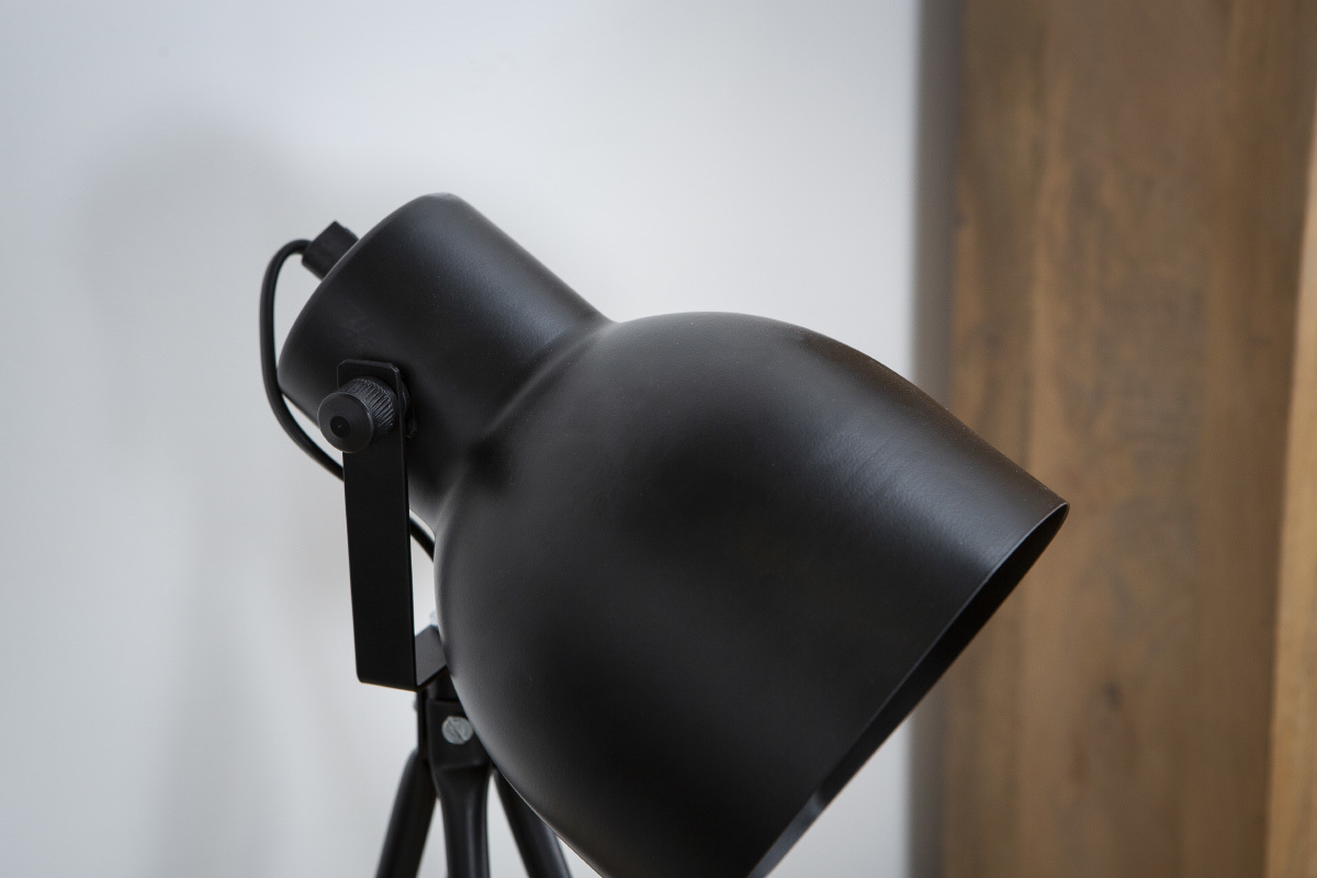 Lmpara de mesa diseo trpode acero negro CITY