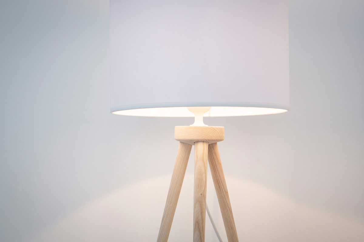 Lmpara de mesa diseo trpode madera natural TRIPOD