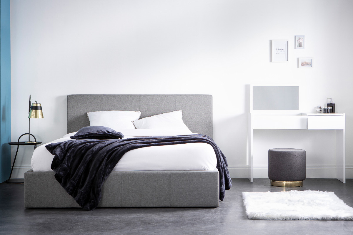 L�mpara de mesa moderna metal perforado dorado y negro TRENTO