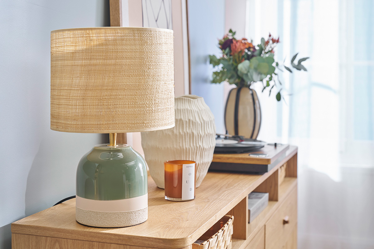 Lmpara de mesa verde de cermica y pantalla de mimbre H35 cm PIEGA