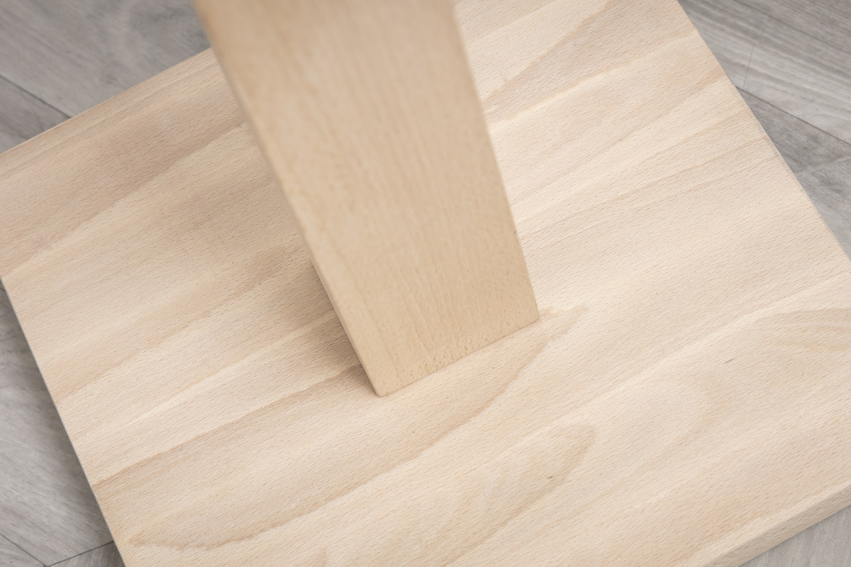 Lmpara de pie color crudo con pata de madera NIDRA