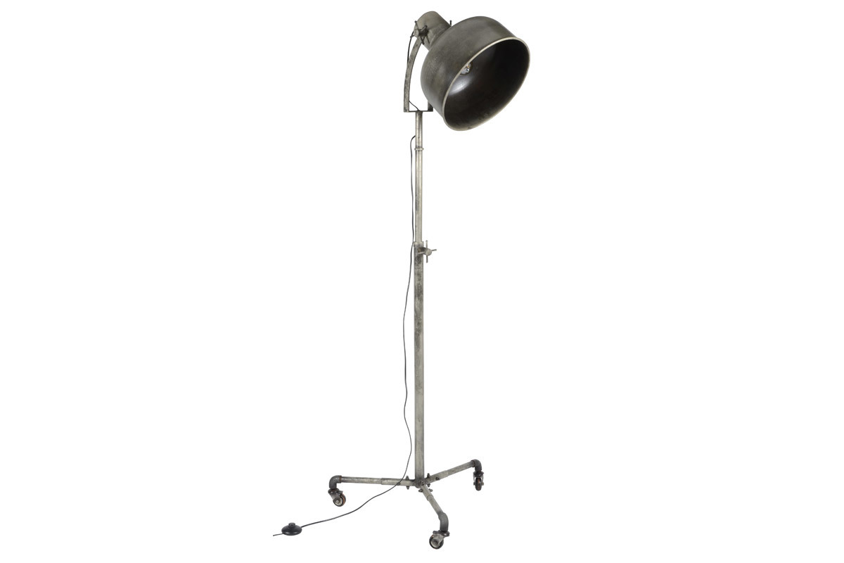 Lmpara de pie industrial con ruedas en metal envejecido WALKER