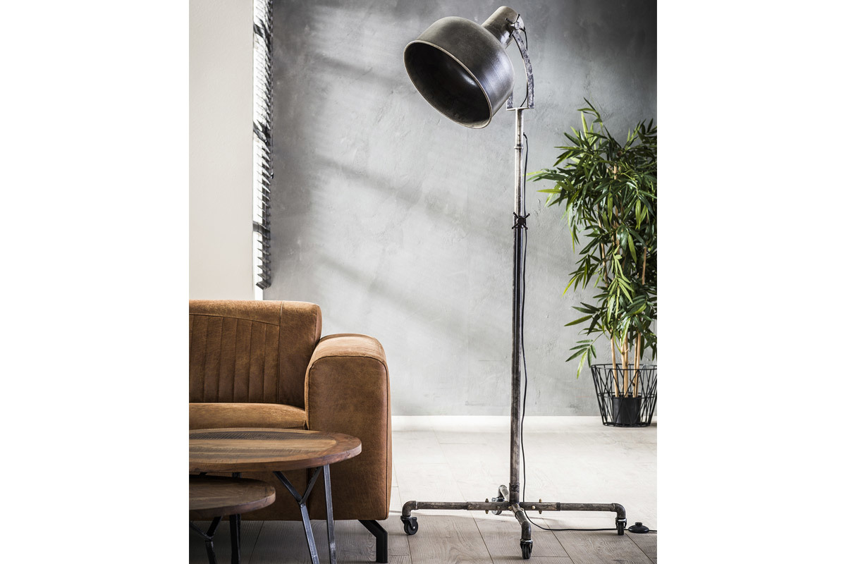 Lmpara de pie industrial con ruedas en metal envejecido WALKER