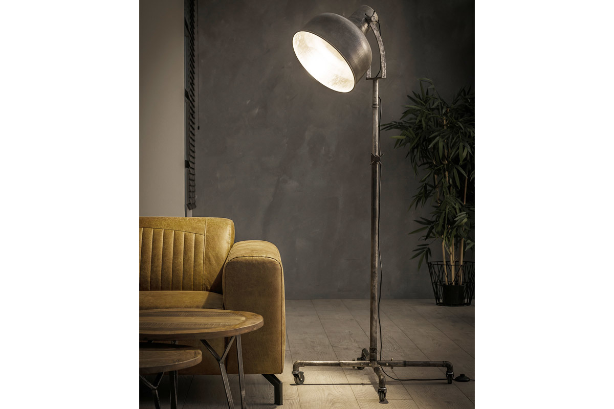 Lmpara de pie industrial con ruedas en metal envejecido WALKER