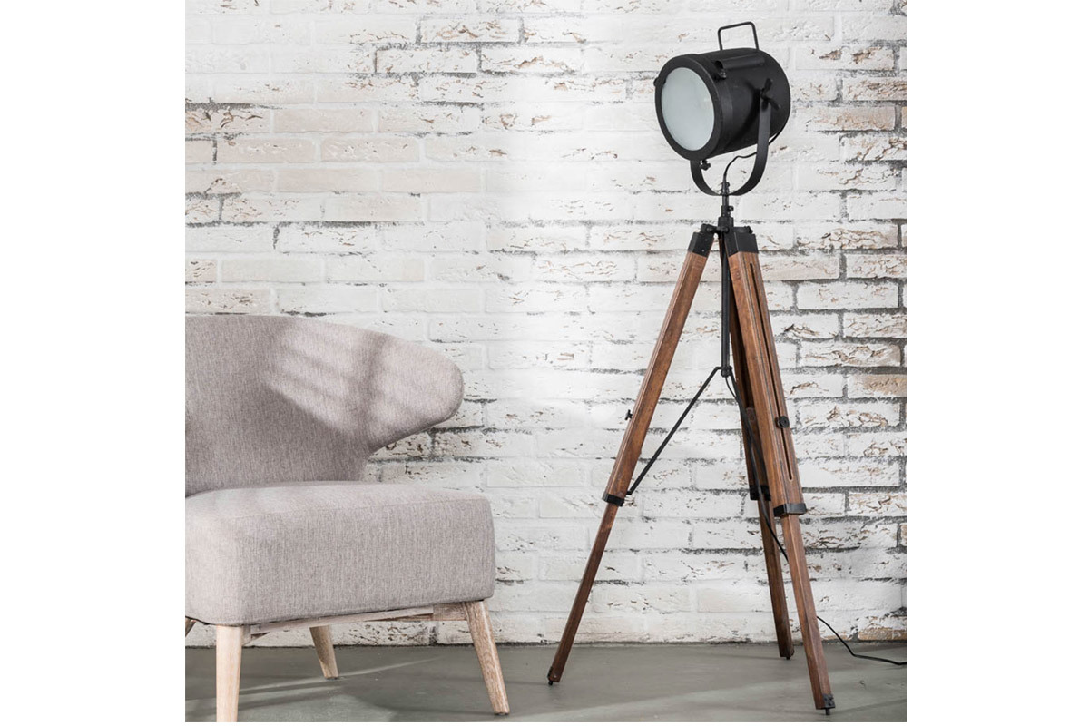 Lmpara de pie industrial trpode madera y metal negro STUDIO