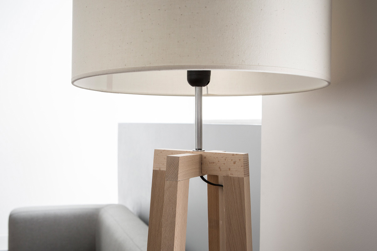 Lmpara de pie moderna pies cruzados madera MANON