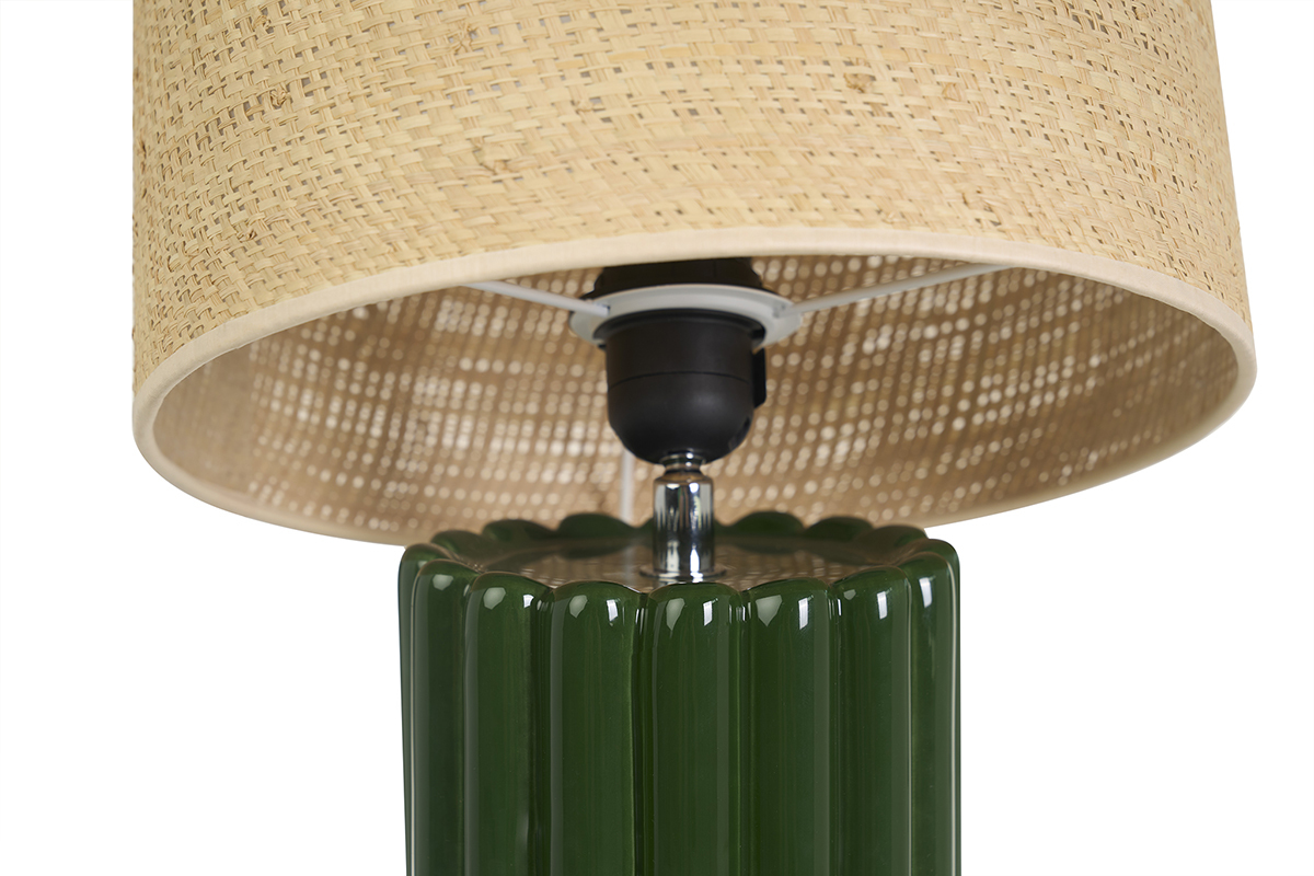 L�mpara de sobremesa de cer�mica esmaltada verde oscuro con pantalla de rafia, vista en detalle.
