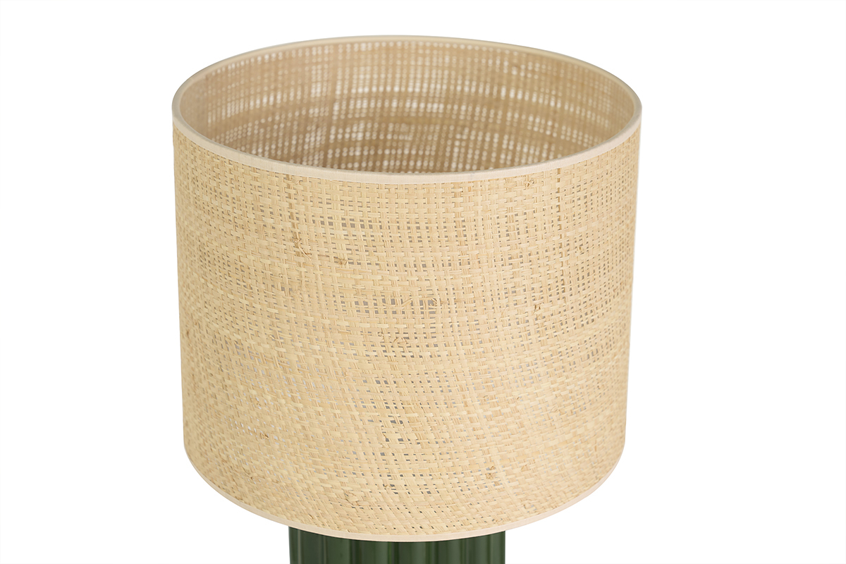 L�mpara de mesa de cer�mica esmaltada verde oscuro con pantalla de rafia, vista de cerca.