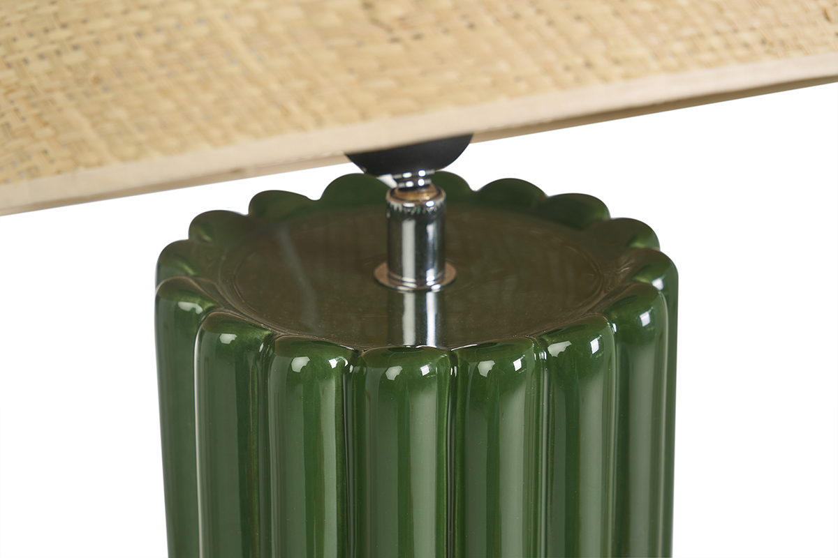 Vista cercana de la l�mpara de mesa en cer�mica esmaltada verde oscuro y pantalla de rabana