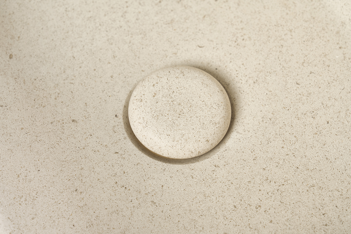 Lavabo cuadrado de piedra natural beige de 30 cm de largo con desag�e, vista superior