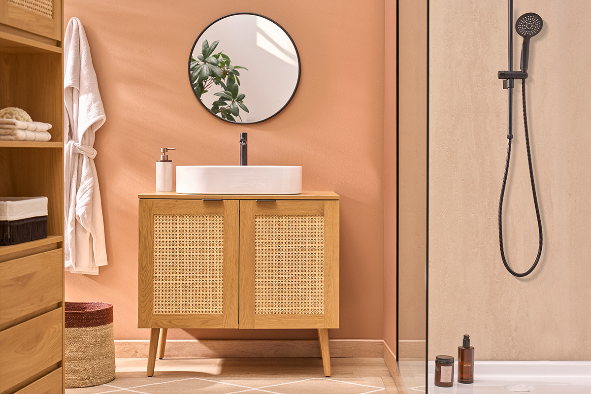 Lavabo ovalado de cer�mica blanca L52,5 cm YARA sobre mueble de madera en un ba�o moderno.