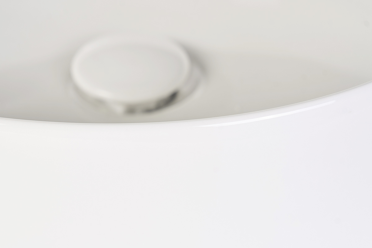 Lavabo redondo de cer�mica blanca de D40,5 cm, vista cercana del borde y del desag�e.