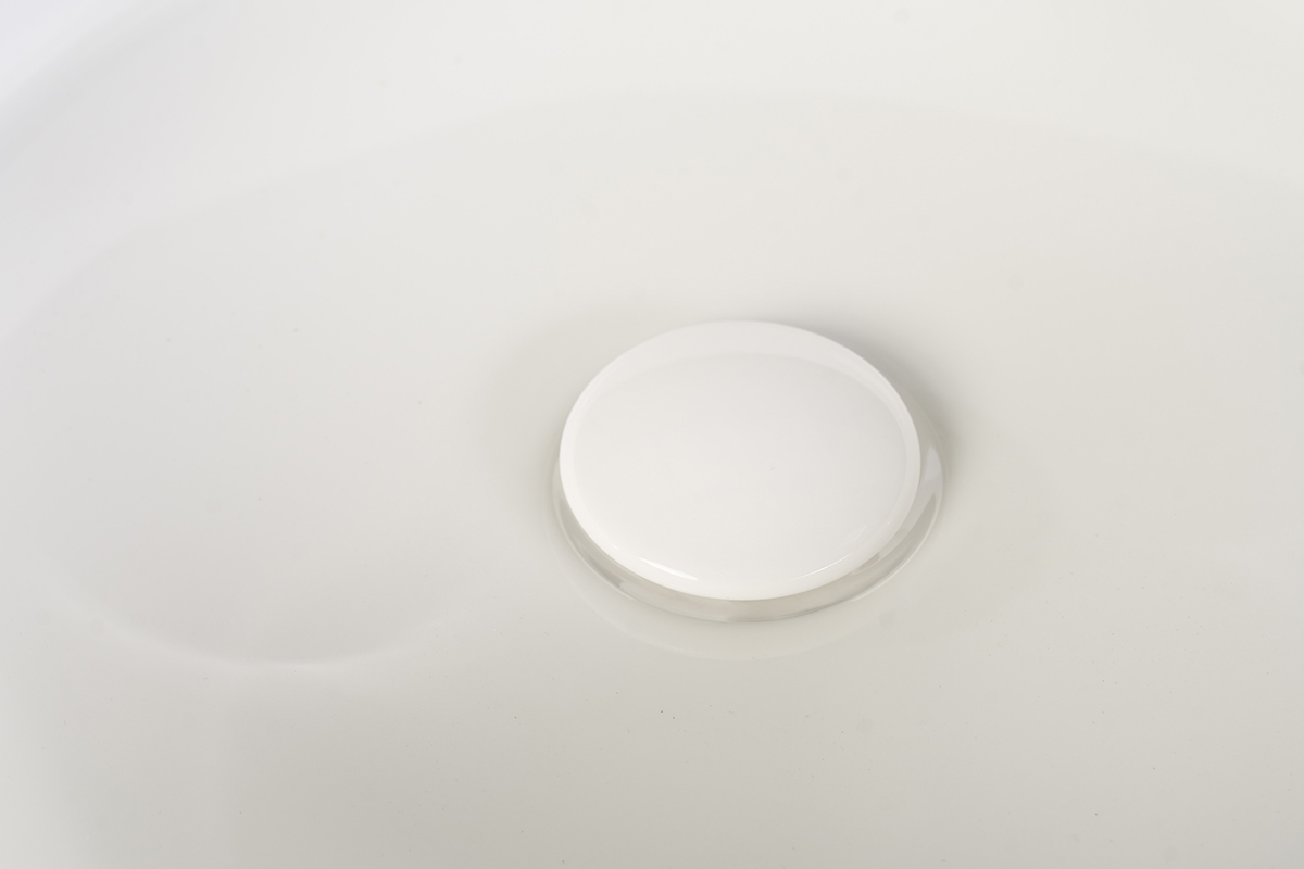 Lavabo redondo de cer�mica blanca con desag�e, vista superior