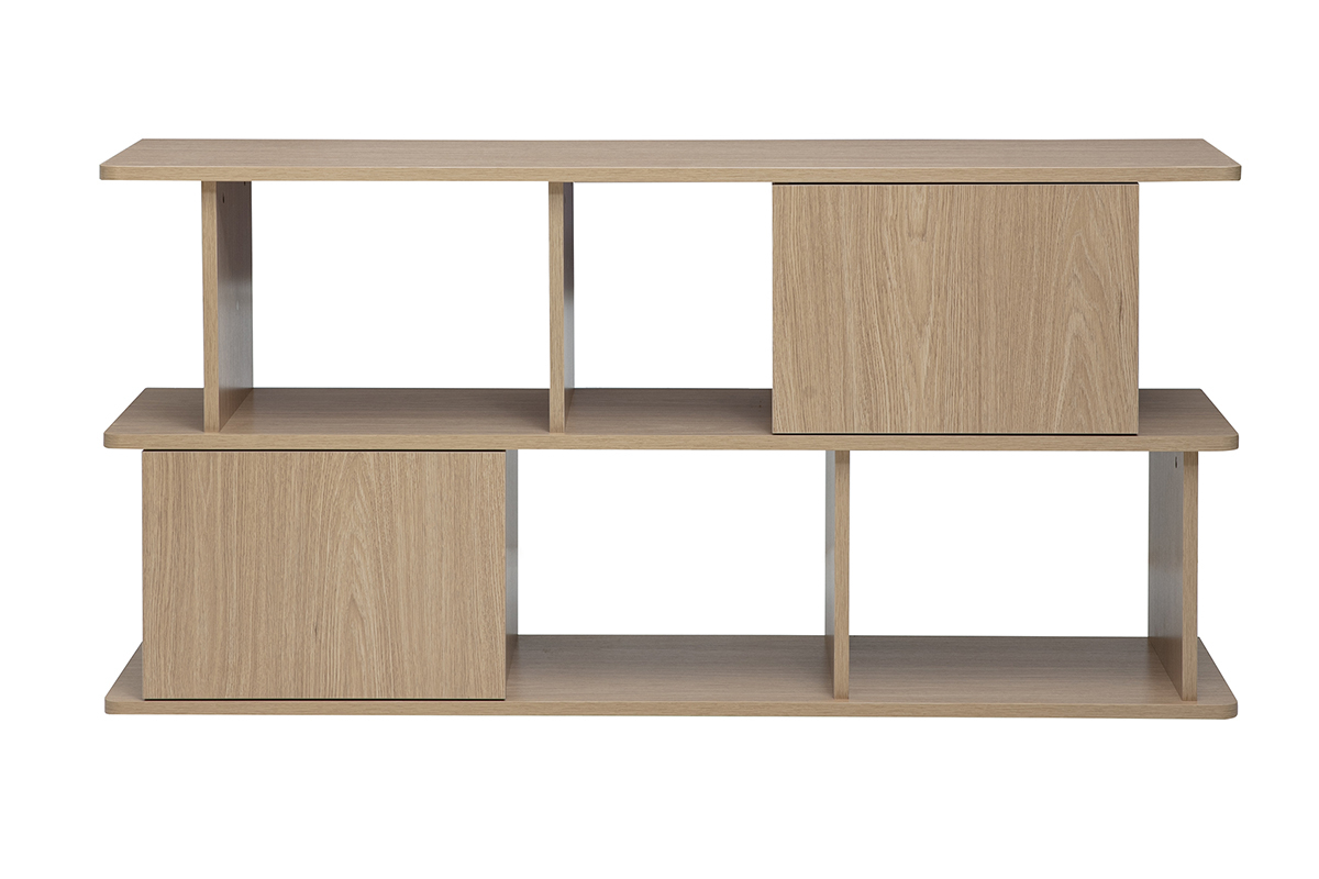 Biblioteca baja de madera de roble claro con almacenaje, vista frontal, de 140 cm de largo.