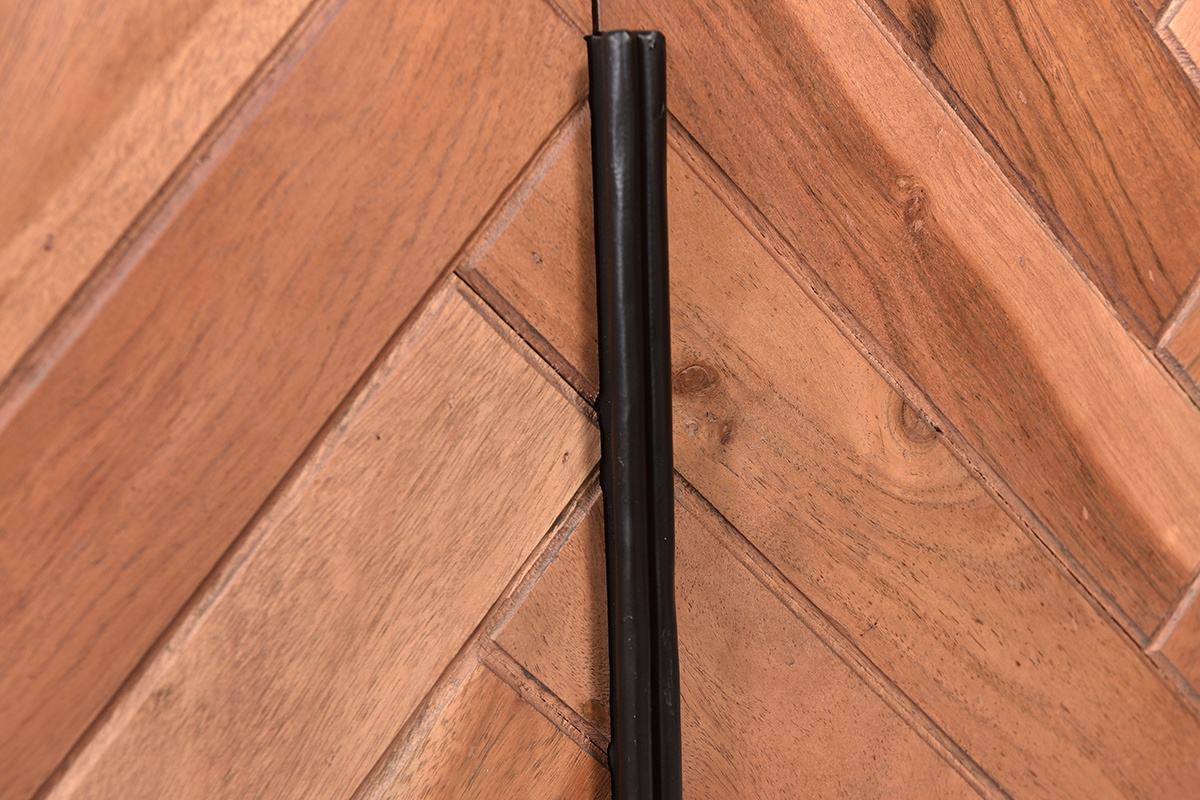 Librera estampado de espiga de acacia maciza y metal negro STICK
