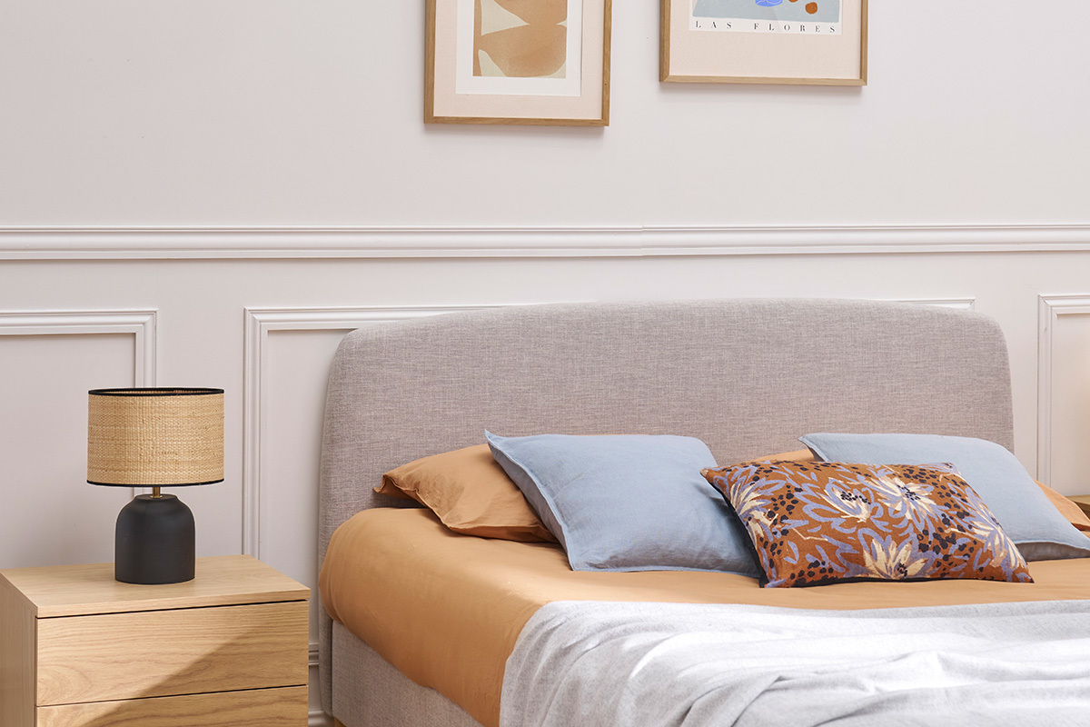 Lit adulte scandinave tissu gris clair et bois 160 x 200 cm NIELS