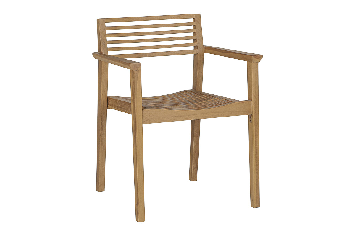 Silla de jard�n de teca maciza con reposabrazos, vista en 3/4, dise�o apilable.