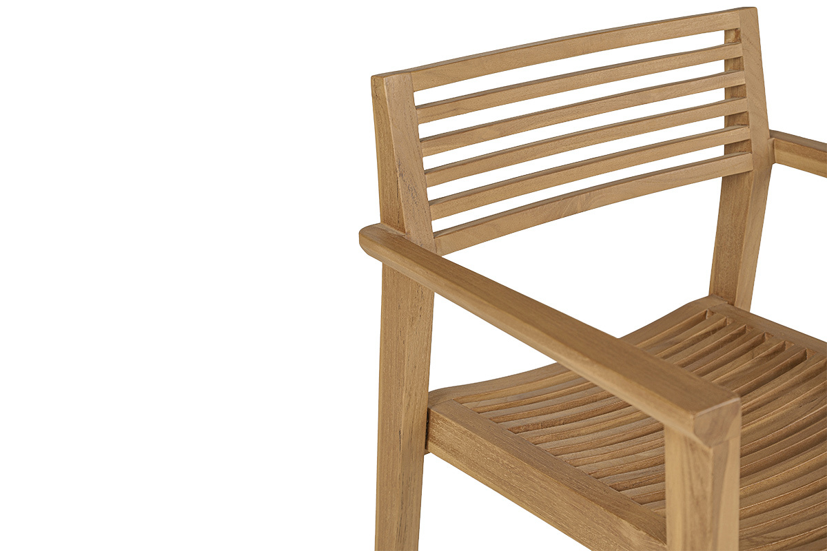 Detalle de una silla de jard�n de teca maciza con reposabrazos y respaldo de lamas