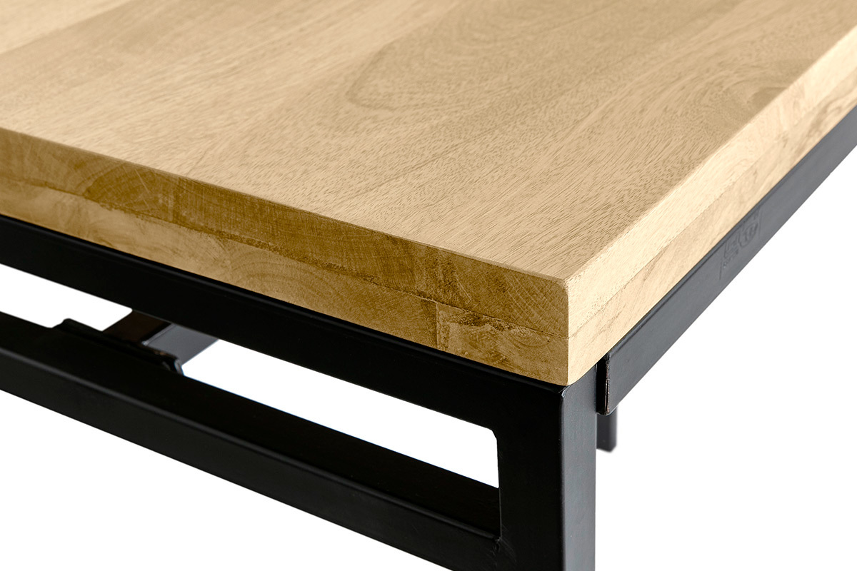 Vista cercana de la mesa alta industrial de madera de mango y metal negro