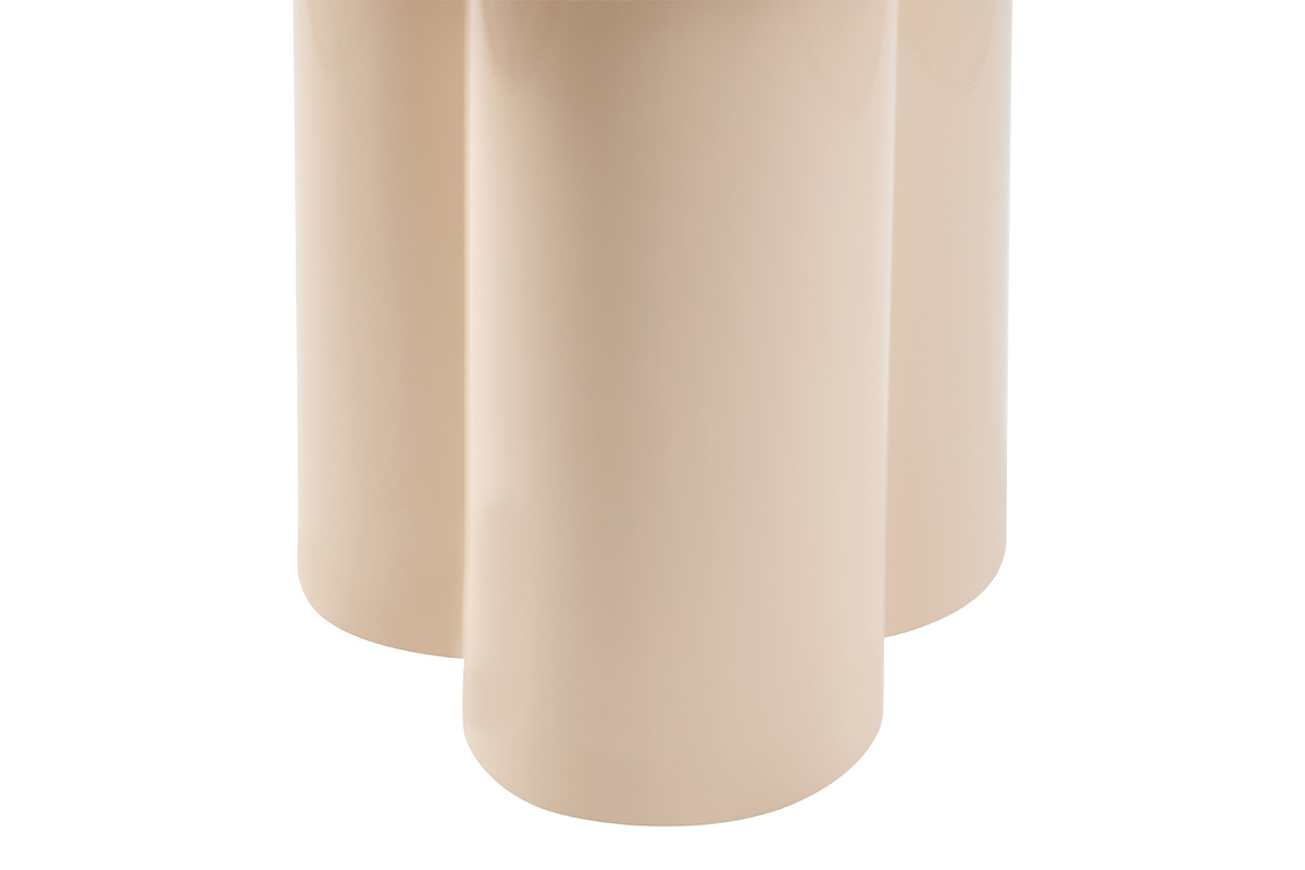 Detalles de la base de la mesa auxiliar de dise�o en metal esmaltado beige, vista cercana