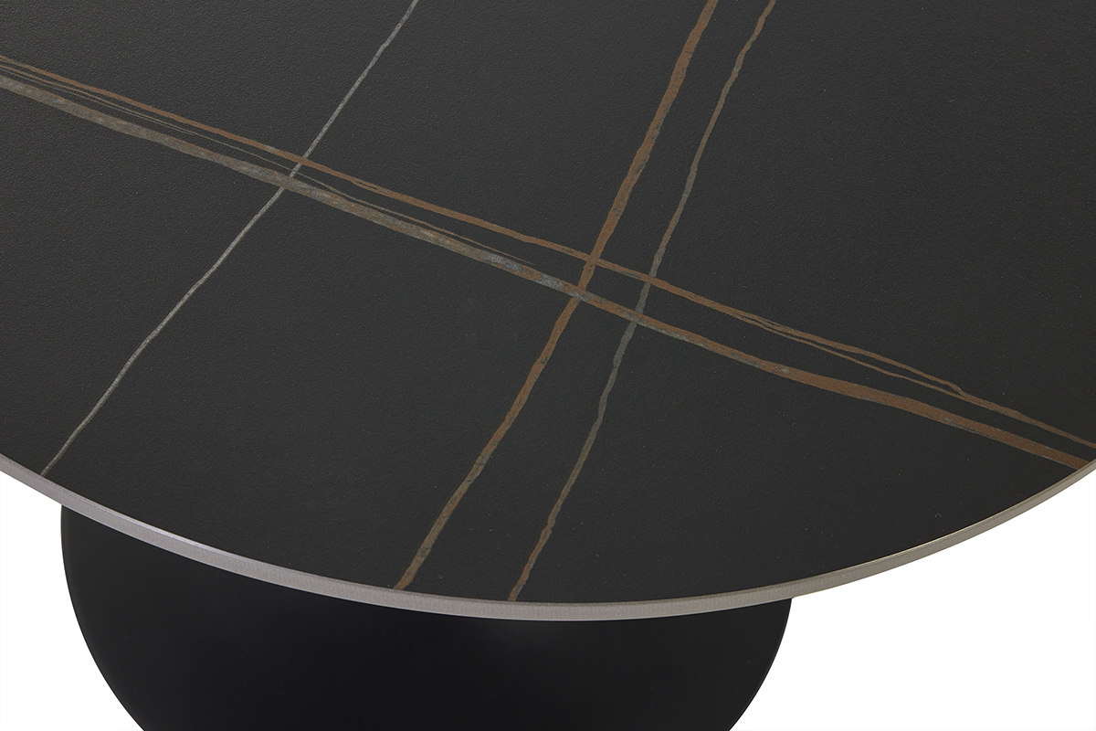 Mesa baja redonda de cer�mica negra con l�neas de colores vista desde arriba.