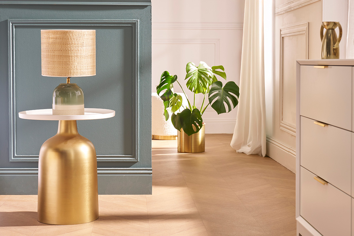Mesa auxiliar de diseo redondo de metal dorado con tablero blanco mate RAMSES