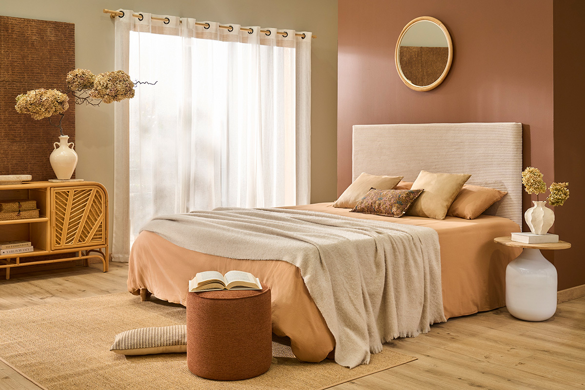 Mesa auxiliar redonda de dise�o blanco y madera de mango macizo H49 cm VERONA