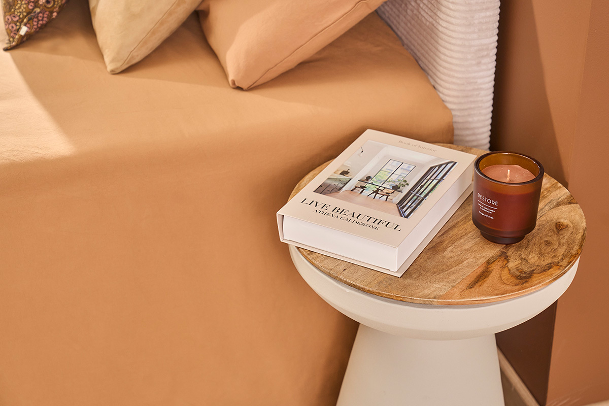 Mesa auxiliar redonda de dise�o con almacenaje de metal greige y madera maciza de mango 52 cm TAM