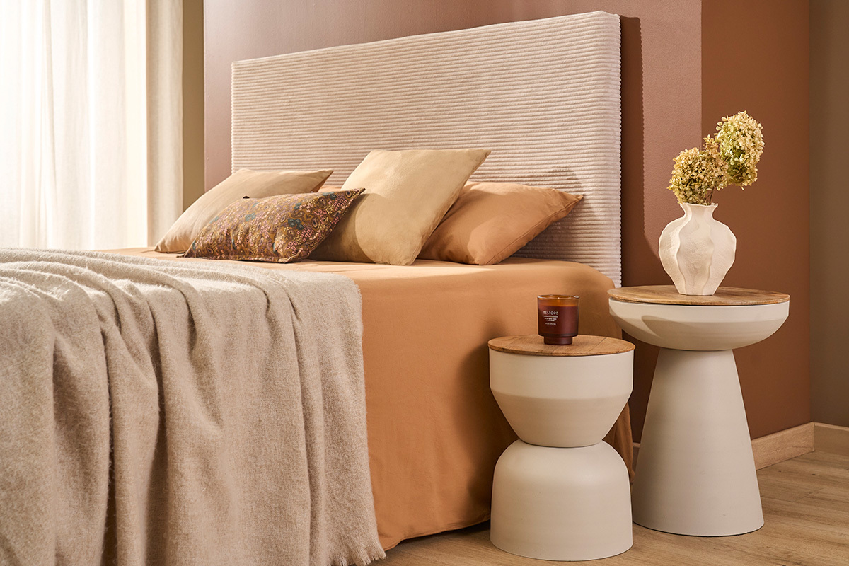 Mesas auxiliares YOYO de metal gr�ge y madera de mango, cerca de una cama con decoraciones.