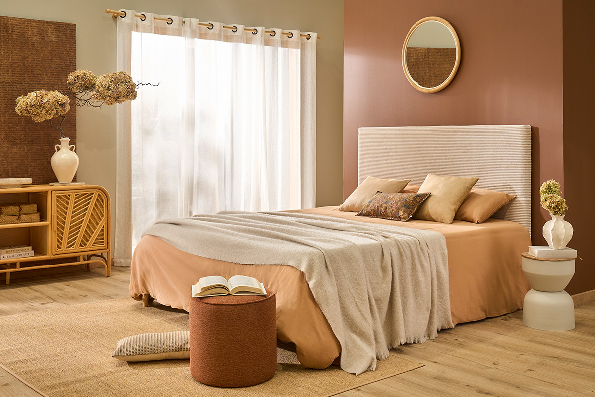 Habitaci�n con mesita redonda YOYO de metal y madera cerca de una cama.