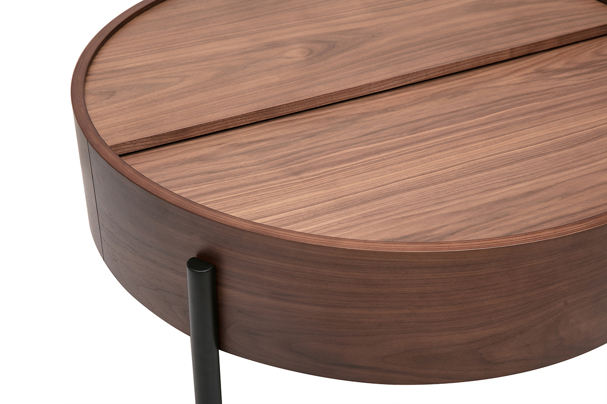 Mesa baja redonda de nogal oscuro con tablero giratorio y patas de metal negro, vista desde arriba.