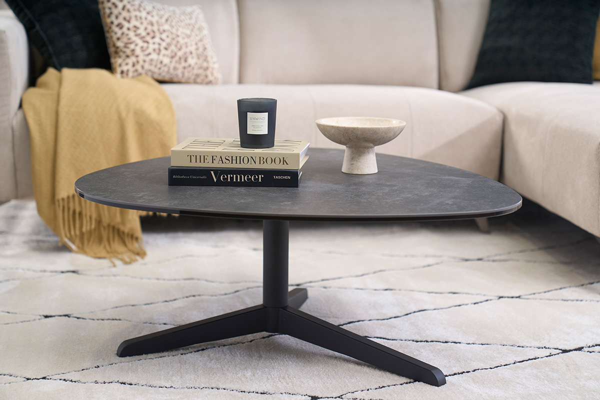Mesa baja de dise�o en cer�mica negra y metal L100 cm LEWA