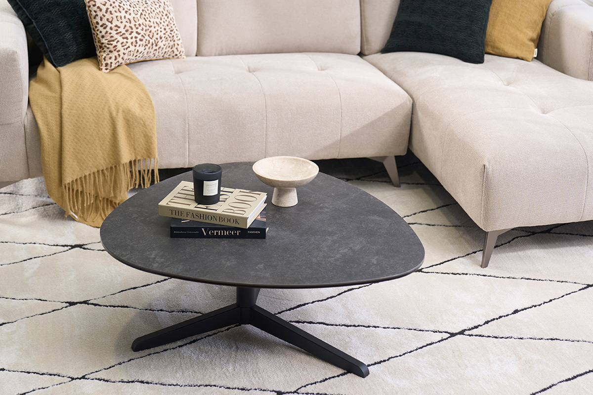 Mesa baja de dise�o en cer�mica negra y metal L100 cm LEWA