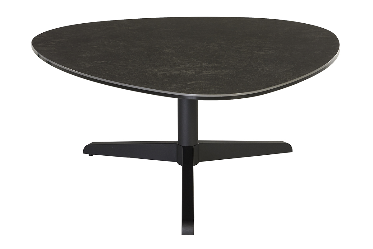 Mesa baja de cer�mica negra con patas de metal, vista frontal.