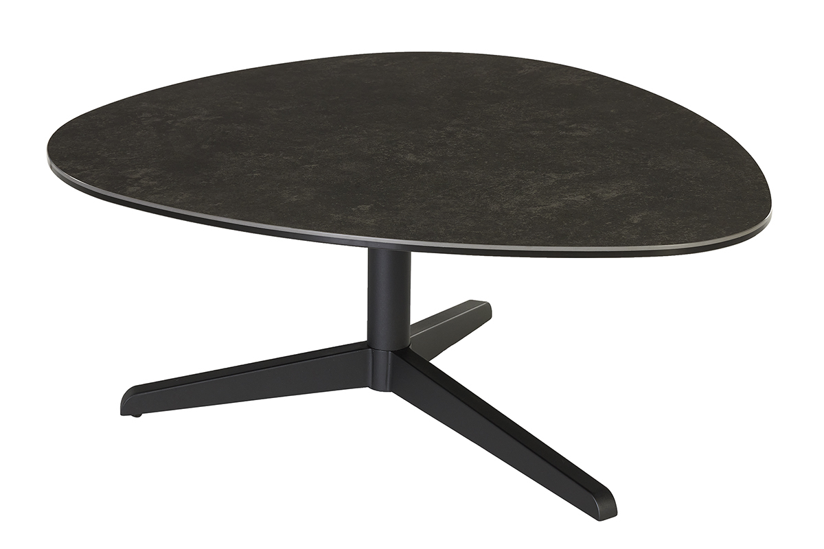 Mesa baja de cer�mica negra con patas de metal negro, vista de 3/4.