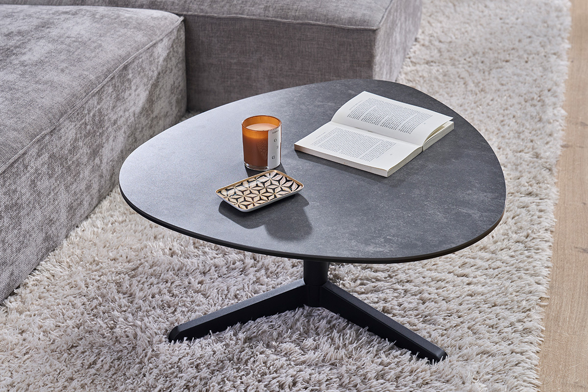 Mesa baja de dise�o en cer�mica negra y metal L84 cm LEWA