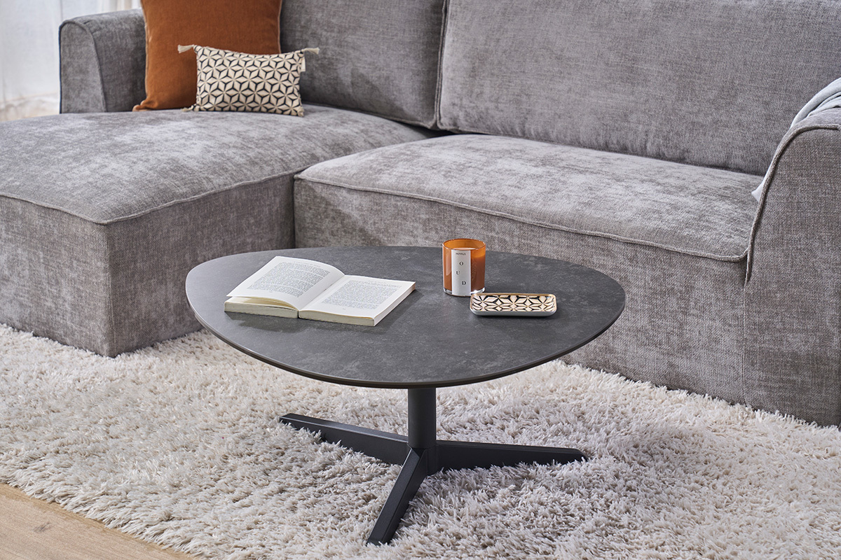 Mesa baja de dise�o en cer�mica negra y metal L84 cm LEWA