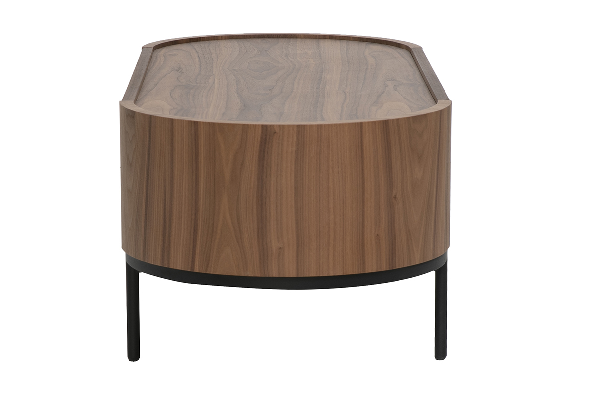 Mesa de centro ovalada de madera nogal oscuro con patas de metal negro, vista de perfil
