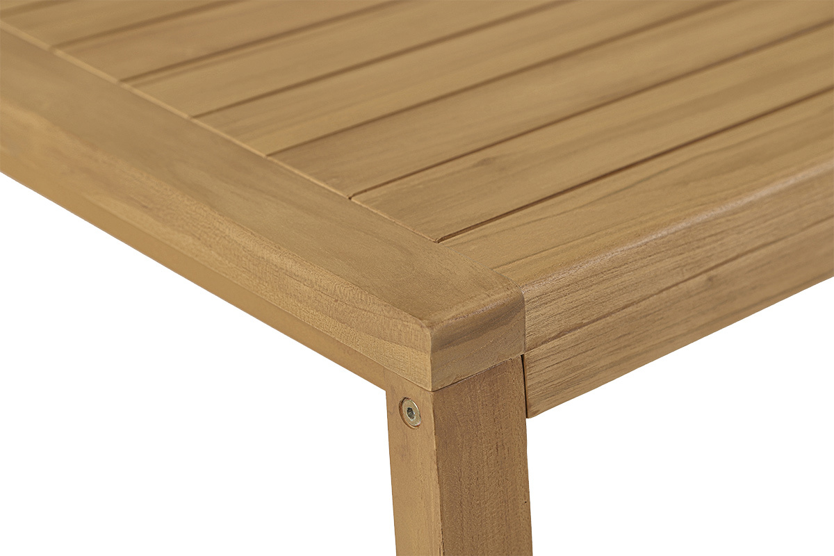 Mesa de centro rectangular de teca maciza vista de cerca, mostrando la superficie y los bordes.