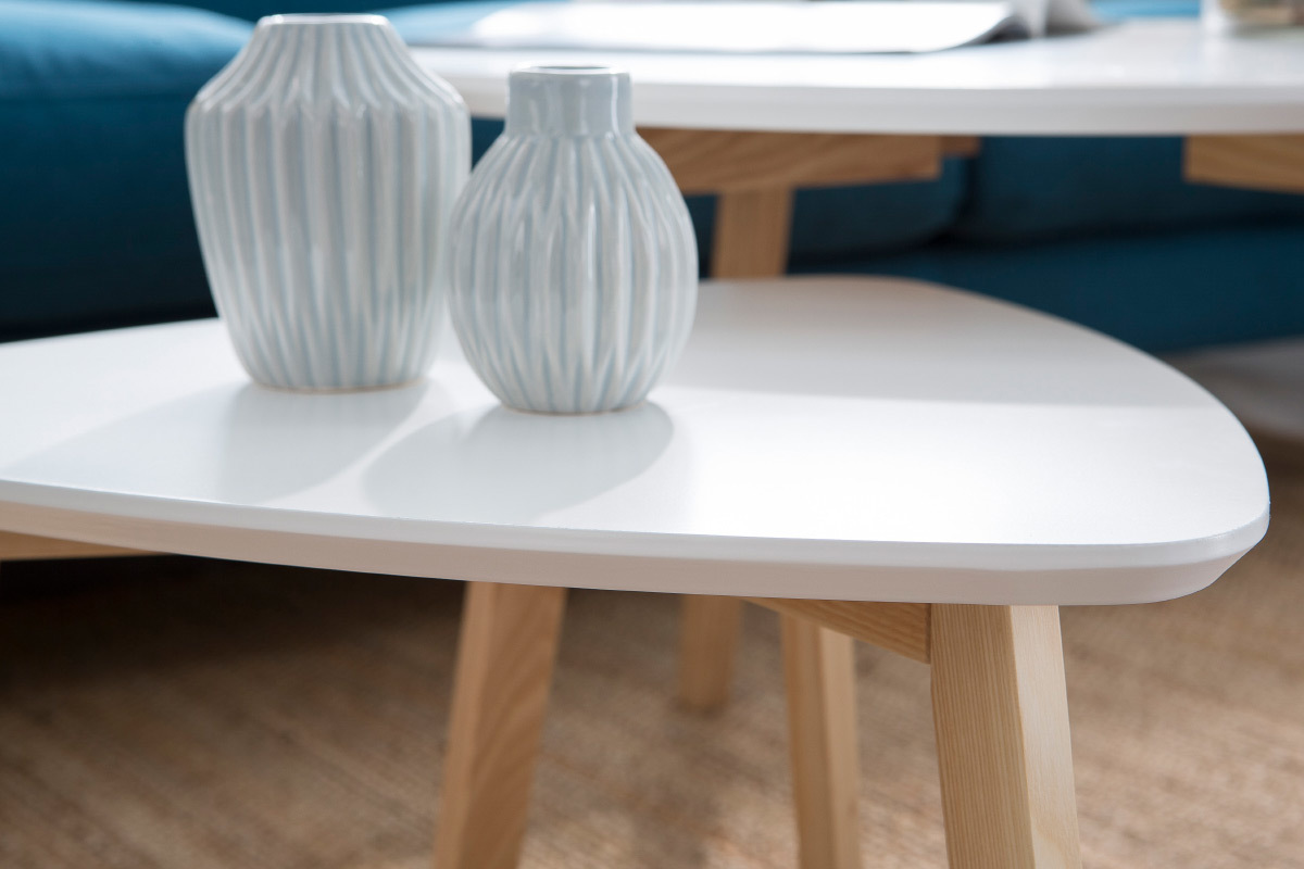 Mesa baja diseo triangular blanco SARA