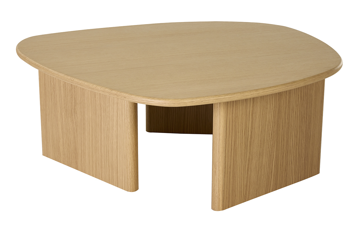 Mesa baja de madera clara, vista de 3/4, forma org�nica con patas redondeadas, modelo ONDINE.