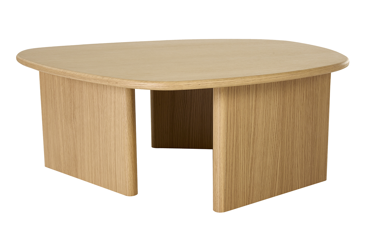 Mesa baja de madera clara de forma org�nica ONDINE, vista 3/4, patas redondeadas.