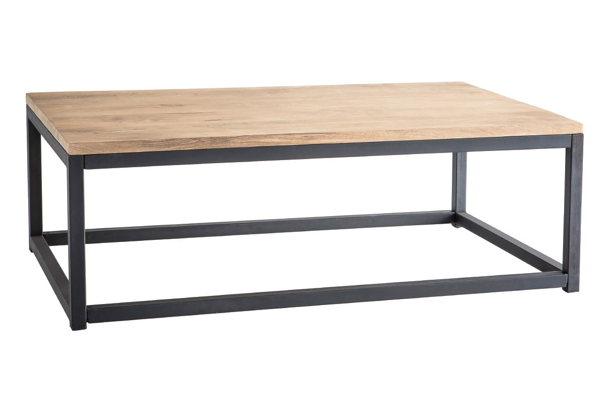 Mesa de centro rectangular de madera clara de mango y metal negro, vista de 3/4.