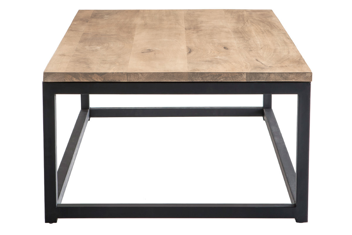 Mesa de centro rectangular de madera clara y metal negro, vista de perfil